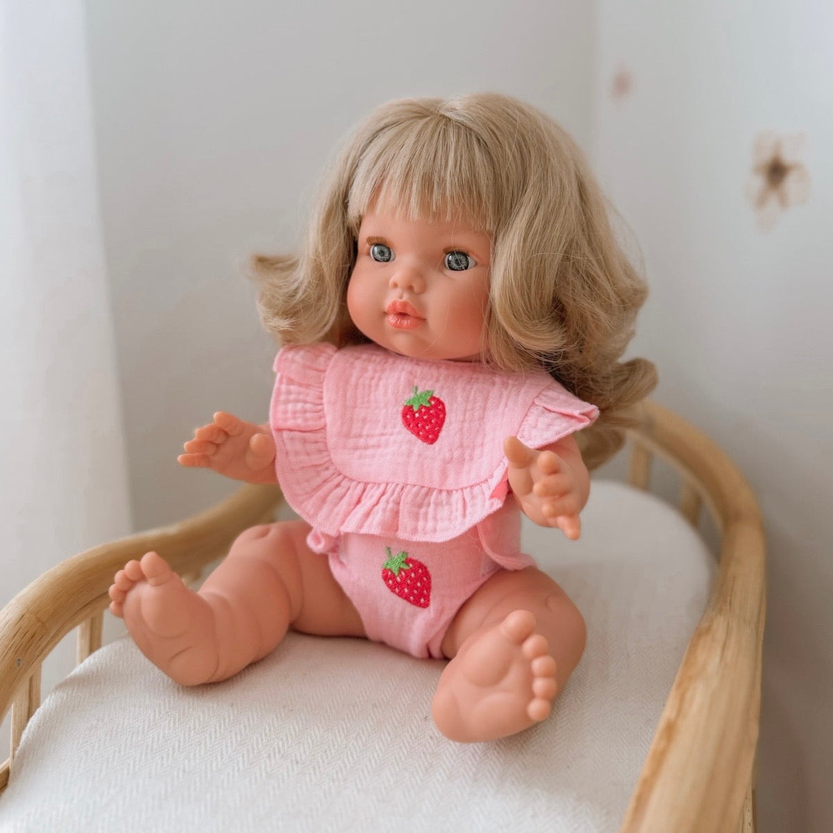 🍓 Strawberry Frilled Bib & Diaper Doll Set - Fits 34-38cm Minikane Gordis, Mini Colettos, Llorens dolls