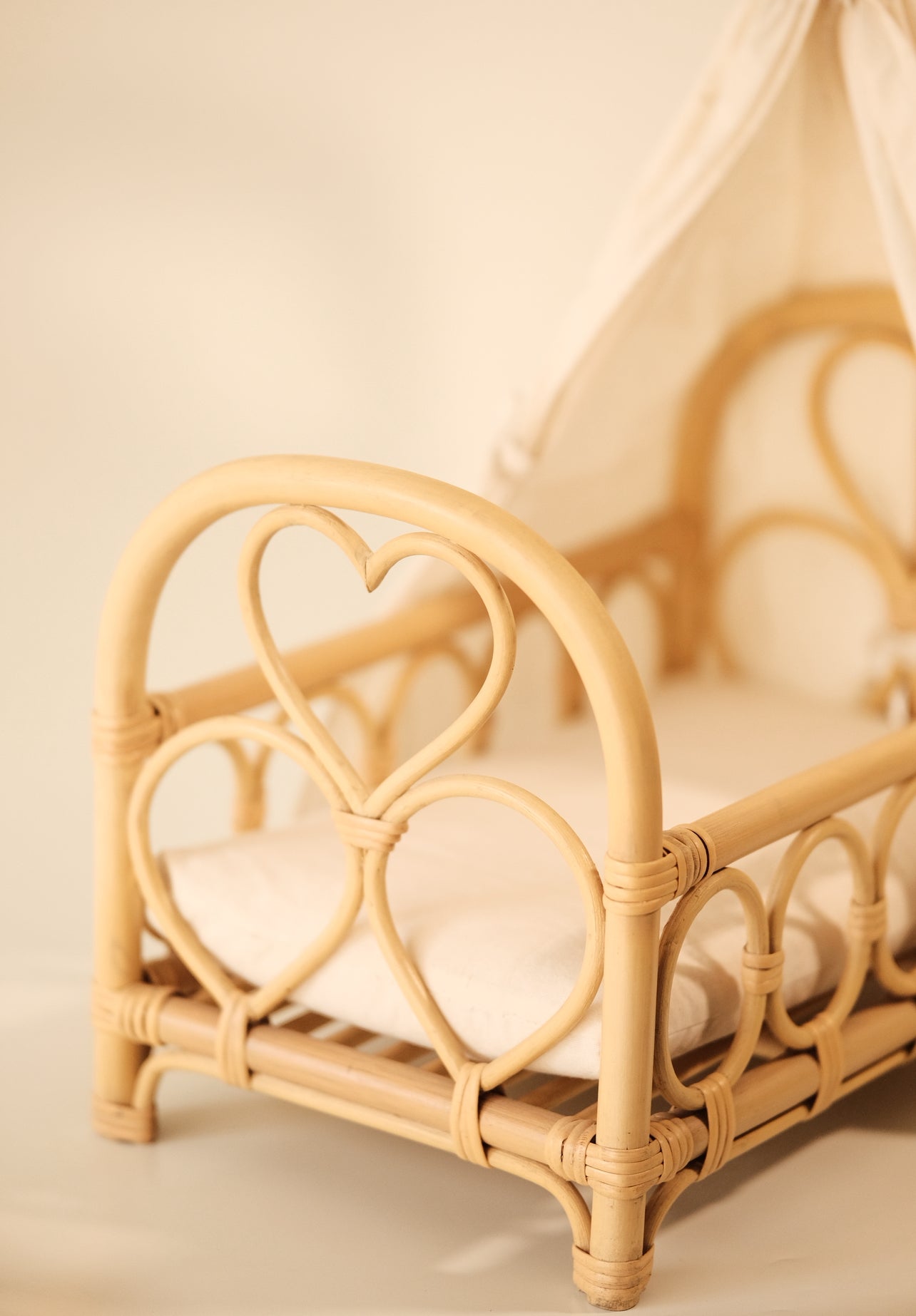 Heartstrings dolls canopy cot with mattress and canopy