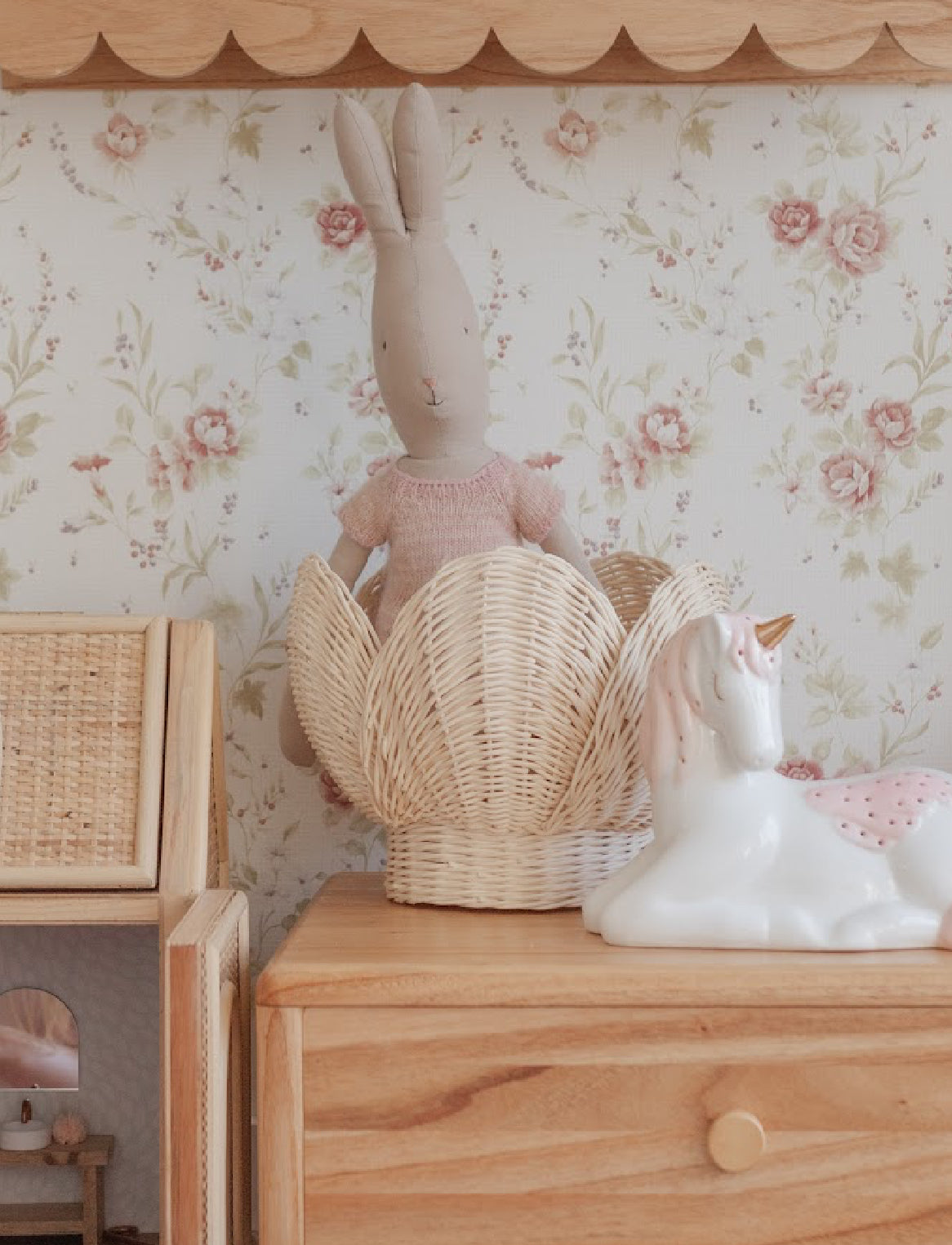 ON SALE Large Clam vintage style basket