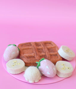 Waffle with banana strawberries and ice cream - 7 pce